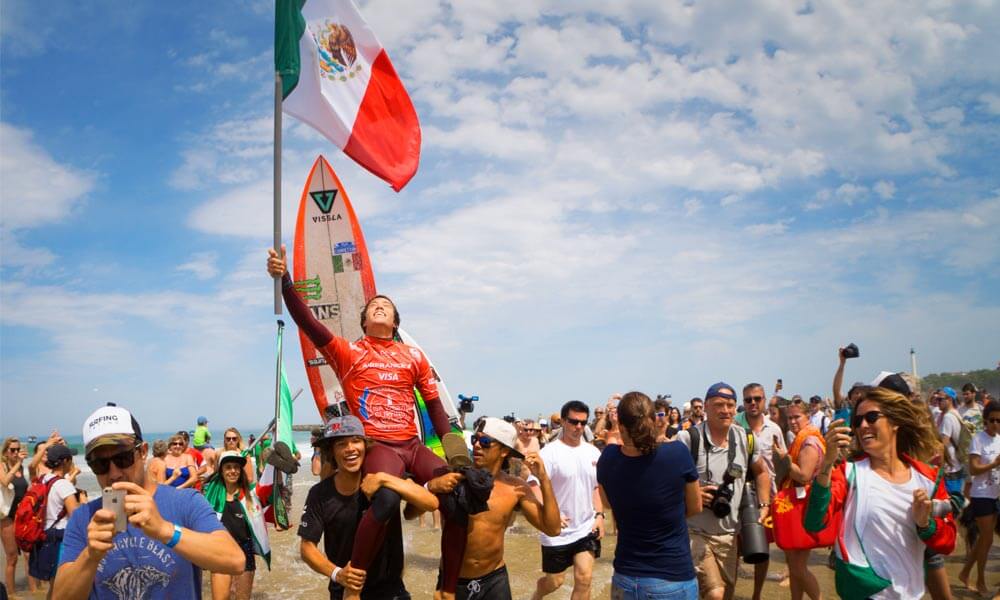 Mexicano Jhony Corzo es campeón mundial en surf