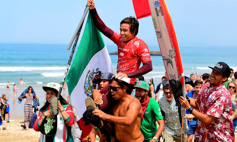 Jhony Corzo celebrando su victoria en ISA World Surfing Games
