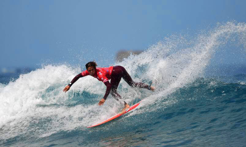 Jhony Corzo compitiendo en ISA World Surfing Games