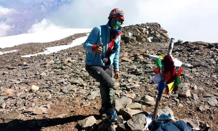 Mariana Torres, alpinista mexicana con asma, llega a la cima del Aconcagua