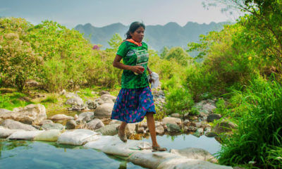 Mujer Tarahumara Gana Maratón de 50 KM sin Ropa Deportiva