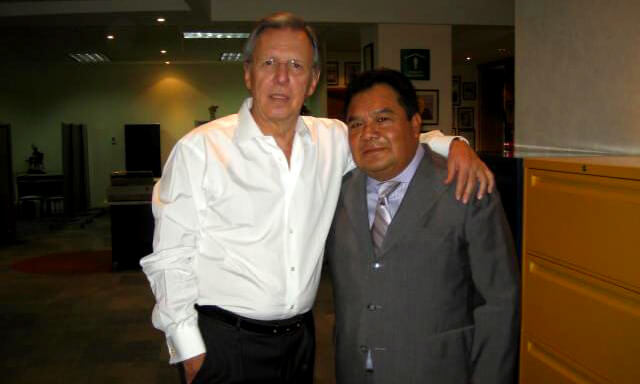 Sastre Gilberto Ortiz con su cliente Joaquín López Dóriga