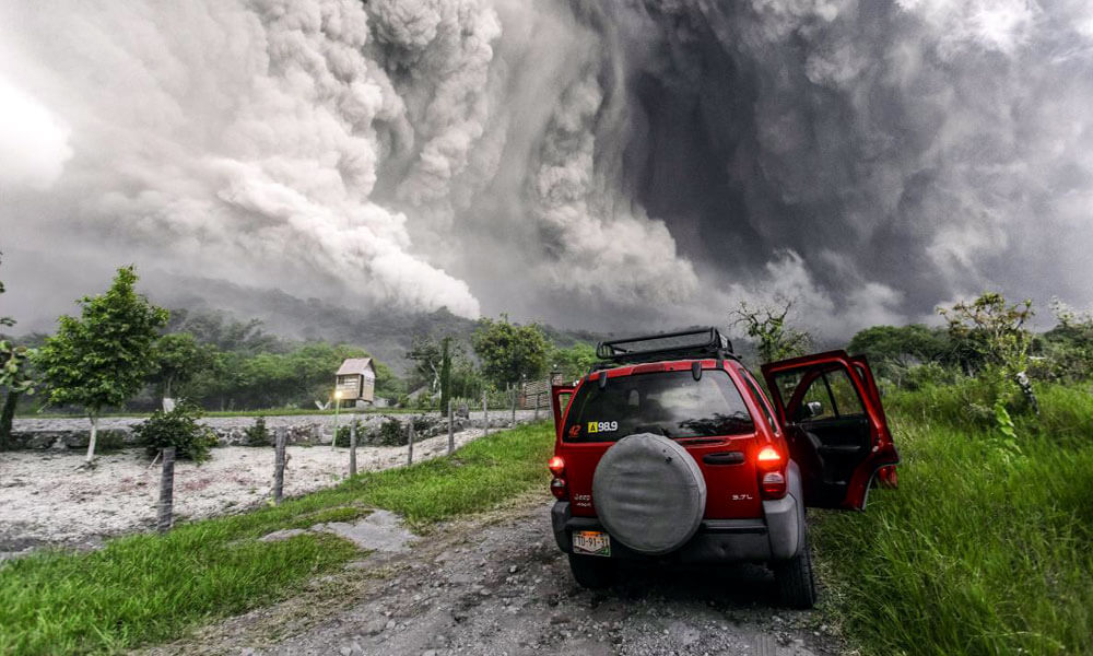Sergio Tapiro tomando fotografía del Volcán Colima