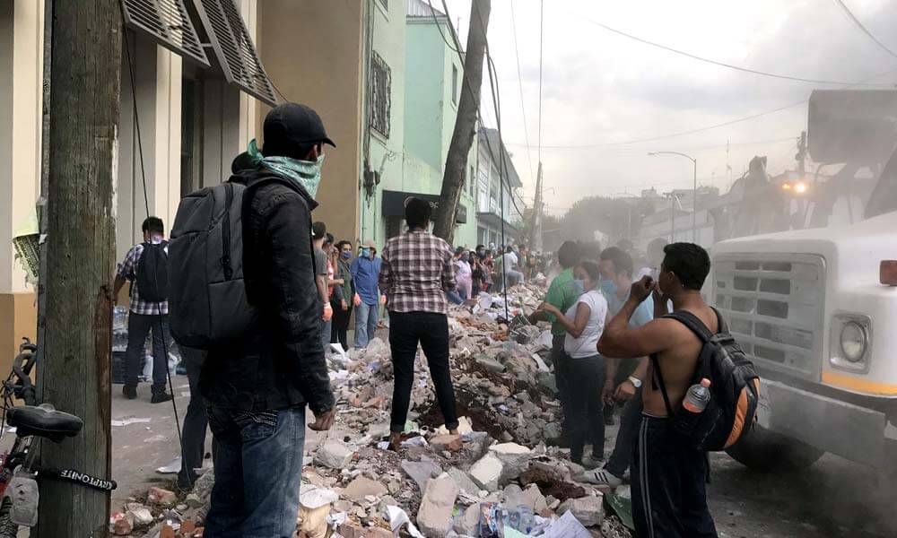Civiles agrupándose para ayudar después del sismo de Ciudad de México
