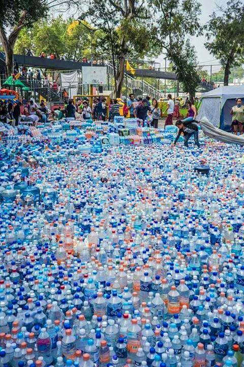 Donación de botellas de agua para damnificados de Ciudad de México