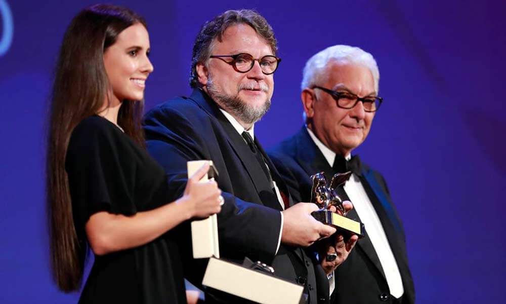 Guillermo del Toro recibiendo León de Oro en Venecia