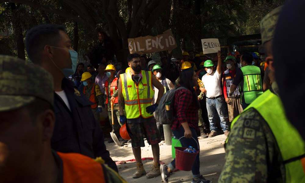 Voluntarios, rescatistas y militares solicitan silencio durante sismo en la Ciudad de México