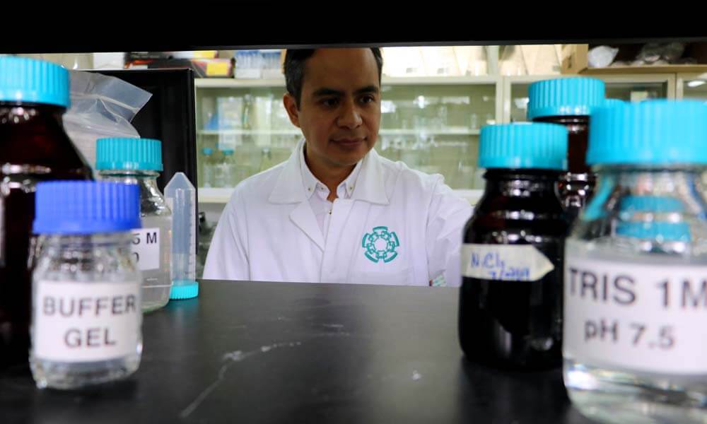 Dr. Edgar Morales Ríos en el laboratorio del CINVESTAV