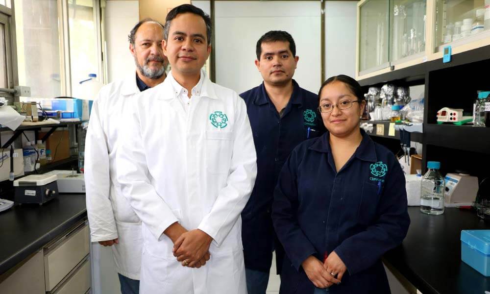Dr. Edgar Morales Ríos y el equipo de investigación en CINVESTAV