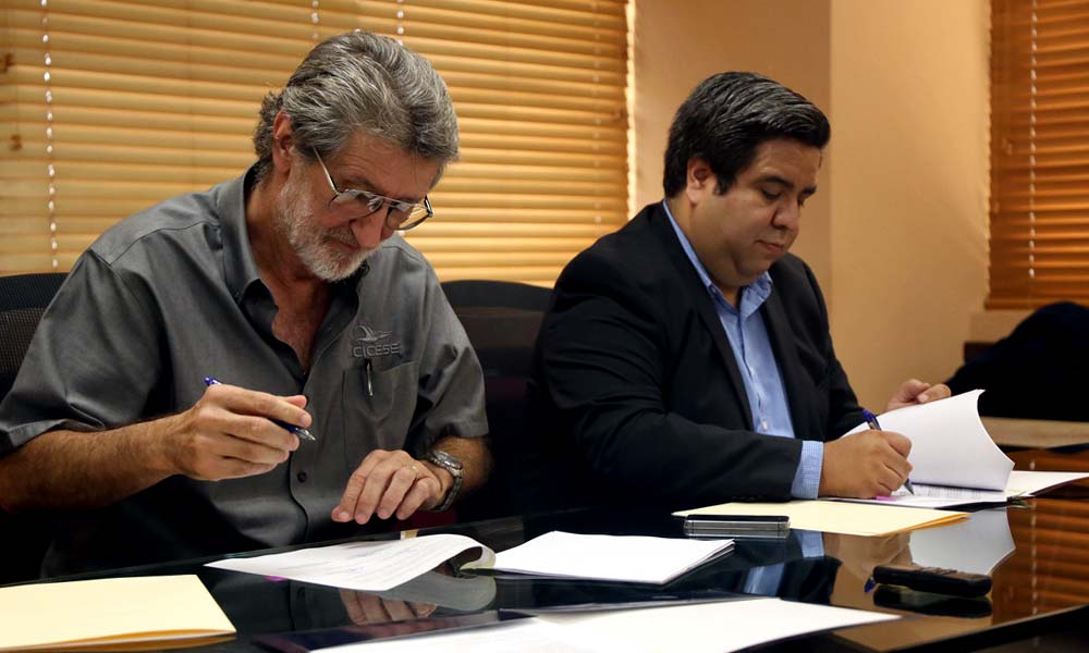Guido Marinone Moschetto firmando licenciamiento con José Luis Nuño Ayala