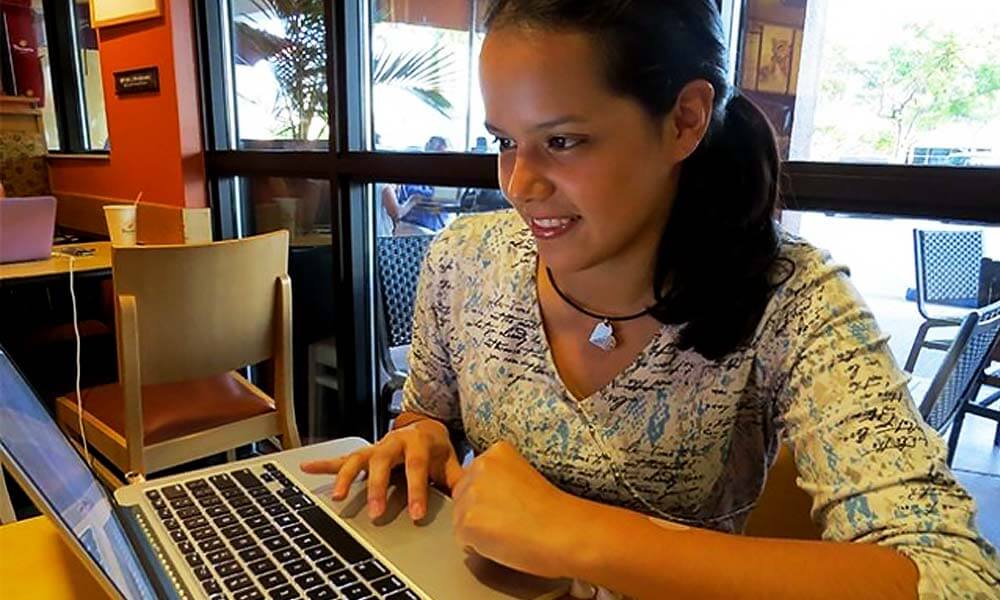 Alejandrina Reyes programando en su computadora Apple
