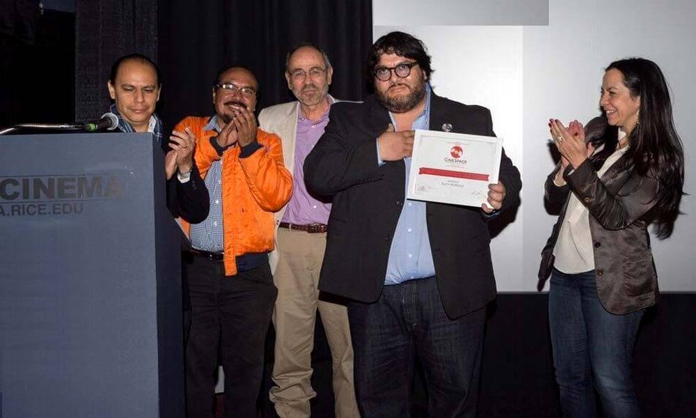 Alex Moreno, director mexicano de “Apizaco” recibiendo premio de CineSpace 2017