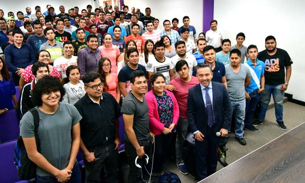 Israel Reyes Gómez visitando universidades de México