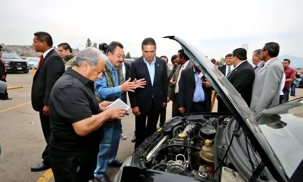 Silvano Aureoles Conejo, gobernador de Michoacán en demostración de biogás de nopal para vehículos