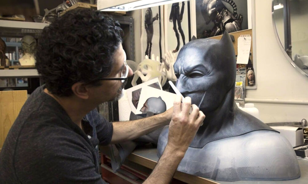 José Fernández trabajando en el traje de Batman durante la saga en la que participó el actor Ben Affleck