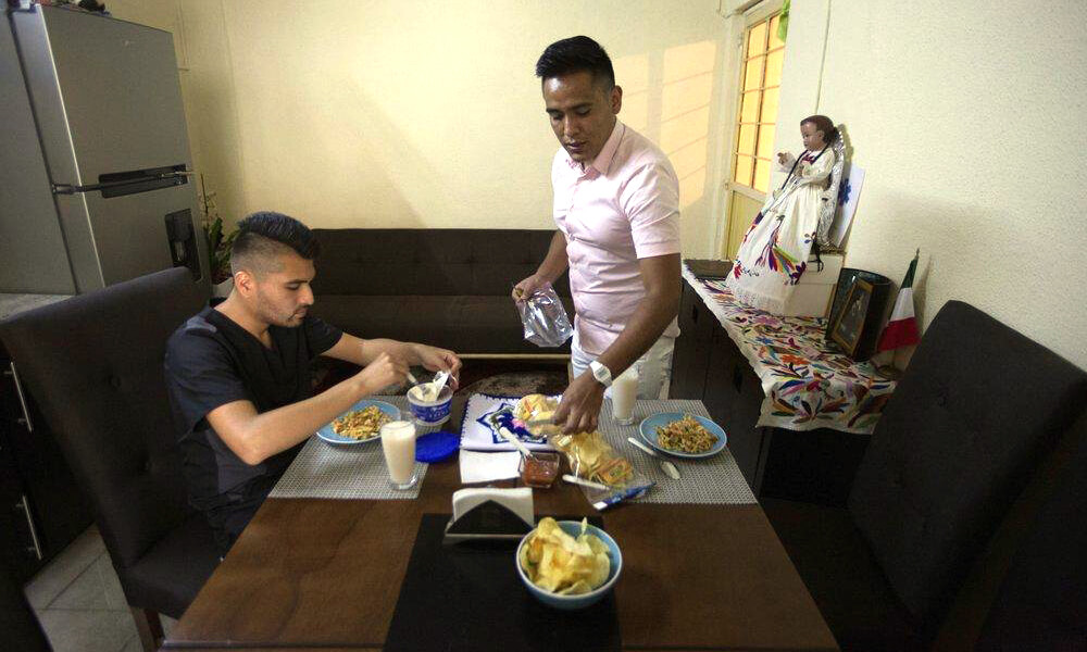 Médico Juan Antonio Salas comiendo en su casa antes de iniciar labores en el hospital