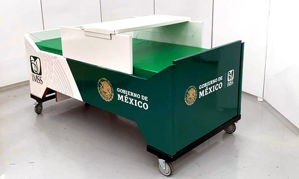 Camas de hospital hechas de cartón para pacientes con coronavirus rotuladas con logotipos del IMSS y Gobierno de México