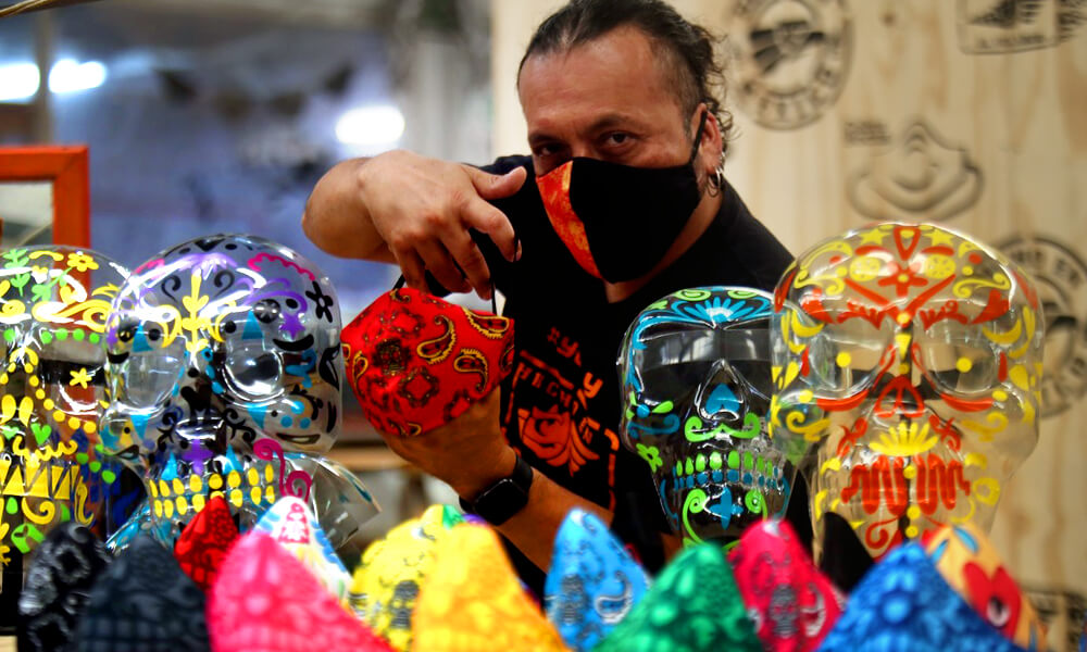 Como las festividades están suspendidas, el taller El Volador optó por producir cubrebocas y caretas inspirados en el folclor mexicano.